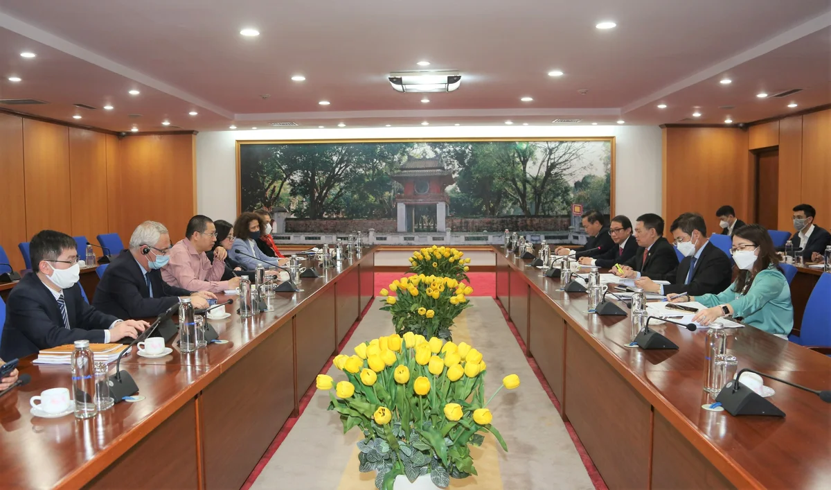 To&agrave;n cảnh cuộc l&agrave;m việc.