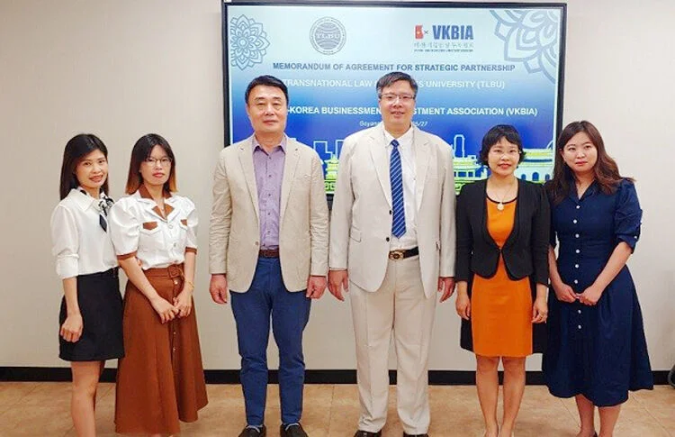 Đại biểu hai bên chụp ảnh lưu niệm tại lễ ký kết. (Nguồn: VKBIA)
