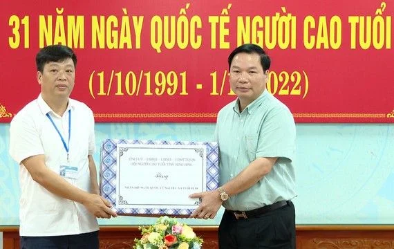 Tiếp đó, Đoàn đã tới thăm, tặng quà cho cụ Đỗ Thị Phin, 101 tuổi, ở thị trấn Yên Thịnh và cụ Lê Thị Dị, 101 tuổi, ở xã Yên Thành, huyện Yên Mô.