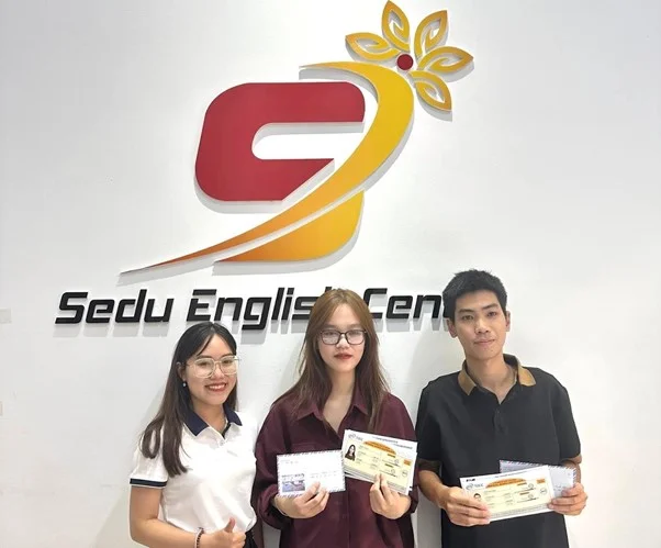 Khi kết thúc mỗi khóa học, SEDU sẽ vinh danh những học viên có kết quả học tập xuất sắc để tạo động lực học tập cho học viên của mình.Khi kết thúc mỗi khóa học, SEDU sẽ vinh danh những học viên có kết quả học tập xuất sắc để tạo động lực học tập cho học viên của mình.