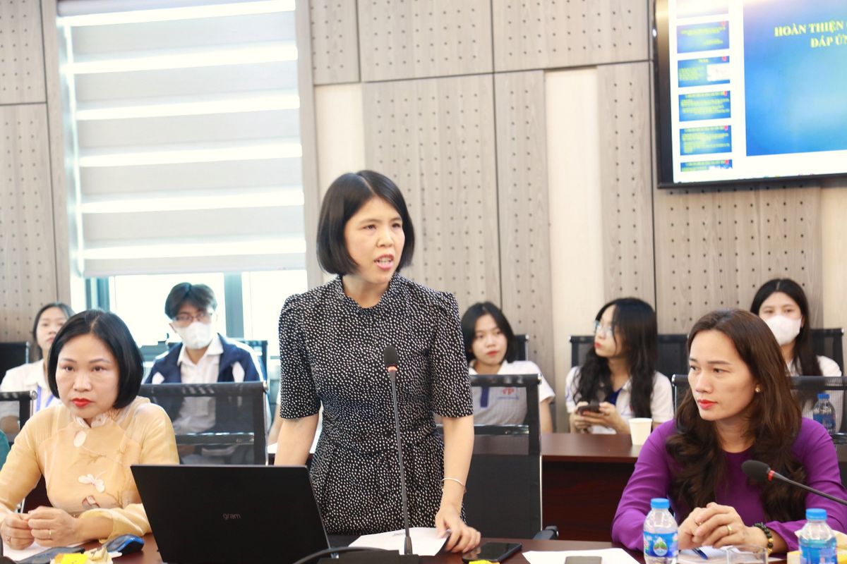 TS. Nguyễn Thị Chinh, Phó Giám đốc Trung tâm Lưu trữ quốc gia tài liệu điện tử, Cục Văn thư và Lưu trữ nhà nước tham luận tại Hội thảo.