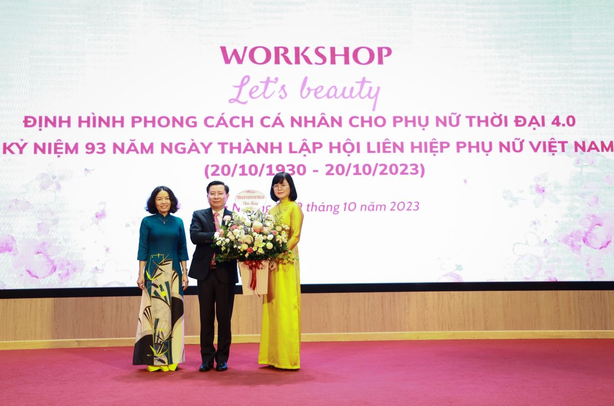 PGS.TS Hoàng Anh Huy, Bí thư Đảng ủy, Hiệu trưởng Nhà trường tặng hoa nhân ngày 20/10 tới đại diện nữ cán bộ, viên chức, giảng viên và người lao động Trường Đại học Tài nguyên và Môi trường Hà Nội