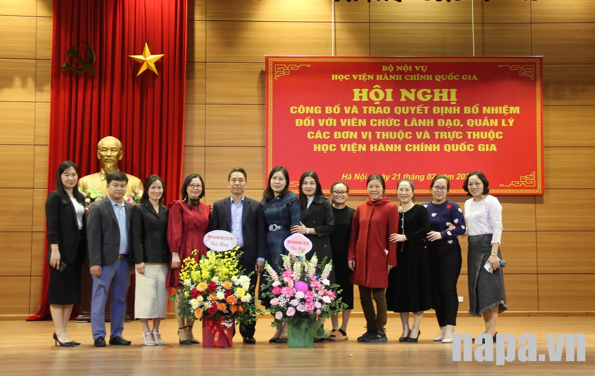 Tặng hoa chúc mừng