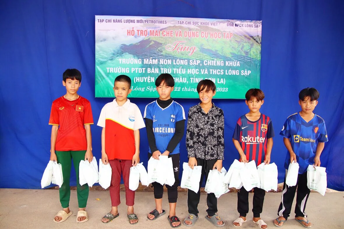 Dược Mỹ Phẩm Nam Dương trao tặng 700 suất quà cho các em nhỏ vùng biên giới