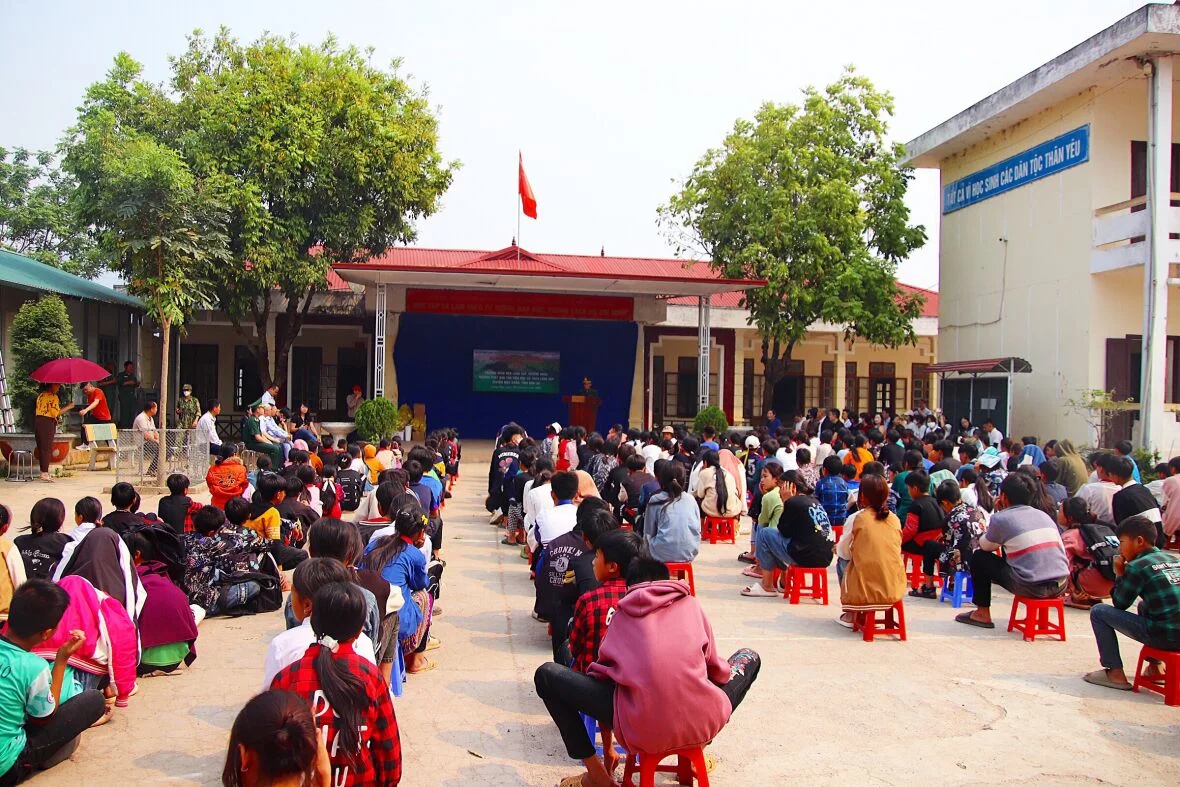 Dược Mỹ Phẩm Nam Dương trao tặng 700 suất quà cho các em nhỏ vùng biên giới