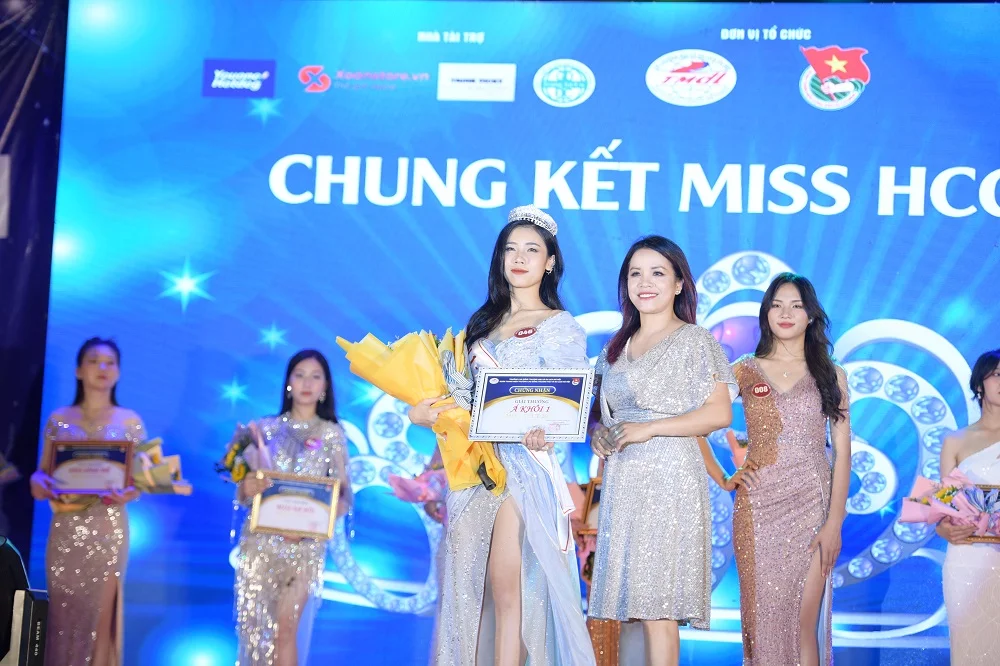 ThS Nguyễn Thị Hồng Hoa, Phó Bí thư Đảng uỷ, Phó Hiệu trưởng HCCT trao giải Á khôi 1 cho nữ sinh Phạm Thị Kim Ngân