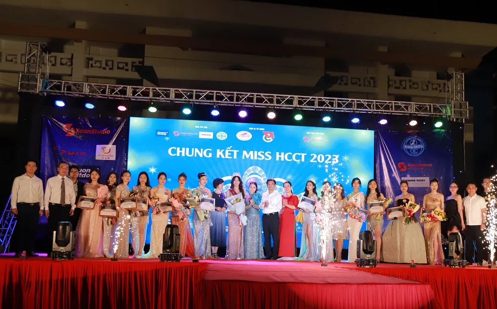 Ban Tổ chức, Ban Giám khảo, Ban Giám hiệu Trường HCCT chụp ảnh lưu niệm cùng thí sinh và khách mời.