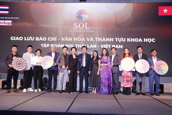 Tiến Sĩ Pichait Palanugool và bà Khun Tip chứng kiến bà Tracy Bùi trao 6 logo độc quyền cho 6 thương hiệu Sol tại Việt Nam.