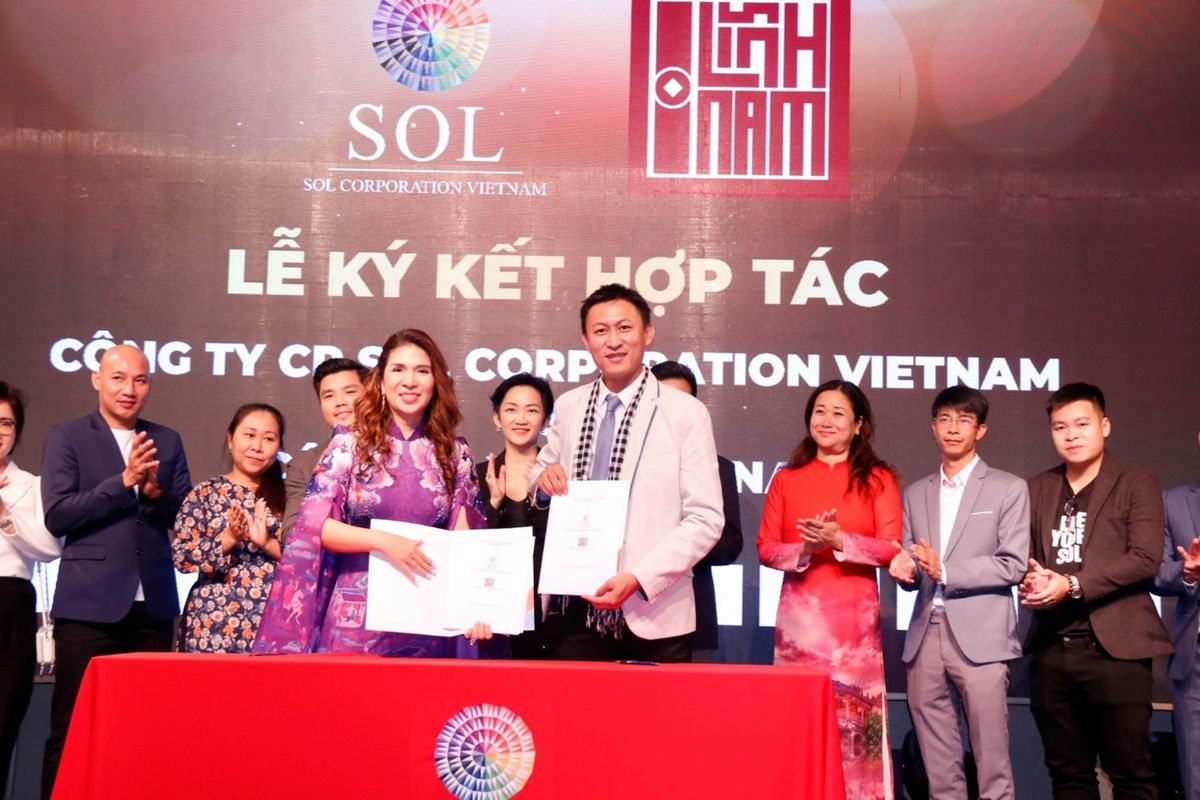 Bà Tracy Bùi – Tổng giám đốc Sol Việt Nam ký kết biên bản ghi nhớ với ông Jonathan Hai Nguyen – Chủ tịch HĐQT Công ty CP TM Xuất nhập khẩu Lĩnh Nam về hợp tác thương mại giữa đôi bên.