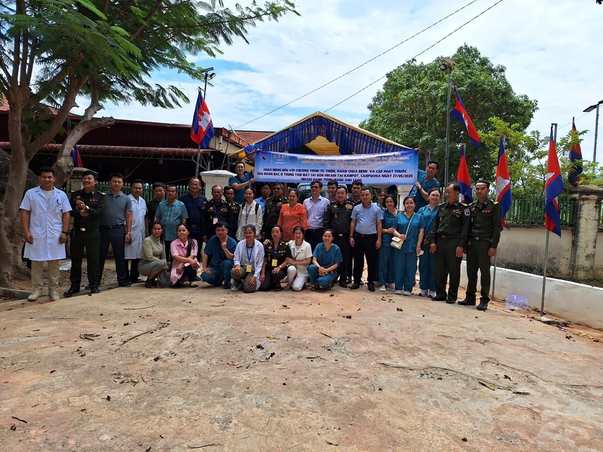 đoàn công tác chụp hình lưu niệm
