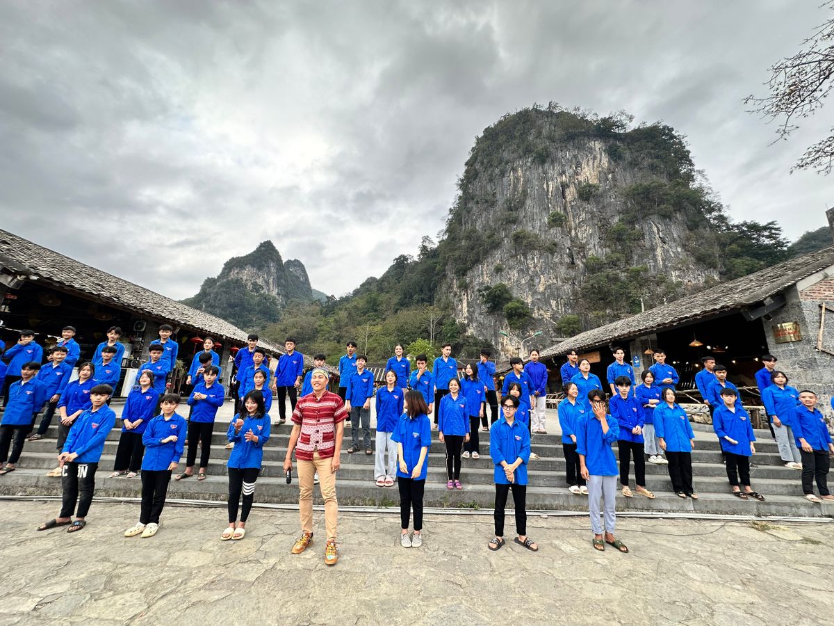 Ca sĩ Quách Beem cùng các bạn trẻ tại Hà Giang