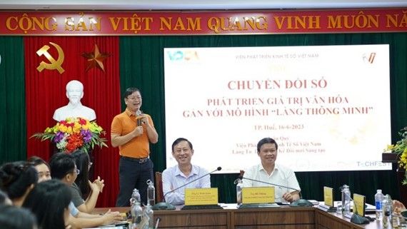TS. Trần Quý – Viện trưởng Viện phát triển Kinh tế số Việt Nam chia sẻ tham luận về chủ đề “Phát triển Giá trị Văn hóa gắn với mô hình Làng Thông Minh”