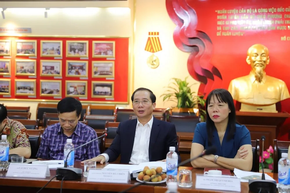 PGS.TS. Nguyễn Bá Chiến, Giám đốc Học viện chủ trì buổi làm việc.