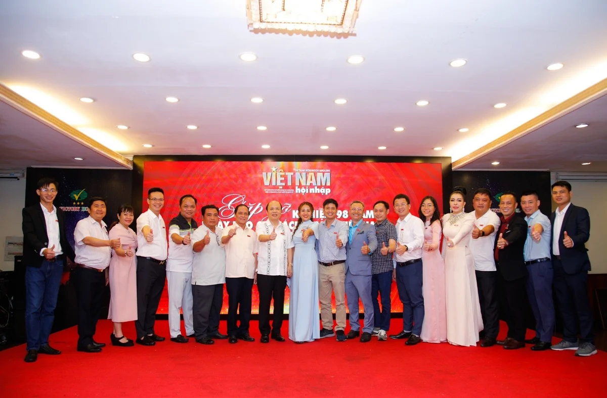 Toàn thể cán bộ Tạp chí Việt Nam Hội Nhập phía Bắc và chi nhánh TPHCM chụp ảnh lưu niệm