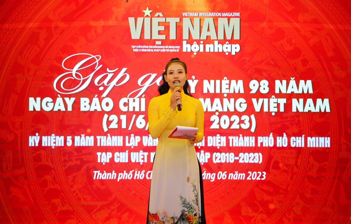 MC song ngữ Ngọc Huế dẫn dắt chương trình