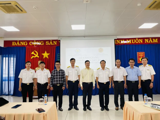Ban giảng huấn chụp ảnh lưu niệm cùng Lãnh đạo Trường Bồi Dưỡng Cấn bộ Tái Chính và Lãnh Đạo Cục Thuê tỉnh Bình Dương