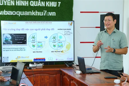 Tiến sĩ Trần Quý, Viện trưởng Viện Kinh tế số Việt Nam giới thiệu đến các đại biểu khái niệm kinh tế số và tầm quan trọng của việc chuyển đổi số trong hoạt động báo chí.