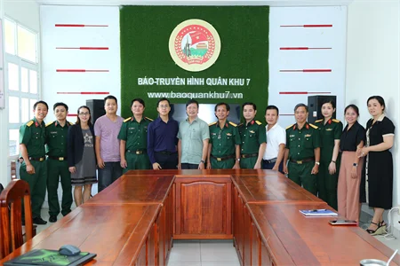 Chuyên gia cùng Cán bộ, biên tập viên, phóng viên chụp ảnh lưu niệm