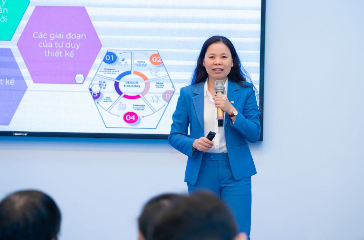 TS. Phạm Hồng Hải - Giám đốc Sáng tạo - Inovaovation & Impact Center (IIC), với chủ đề “Design Thinking và Ứng trong Thương mại hóa Ý tưởng”