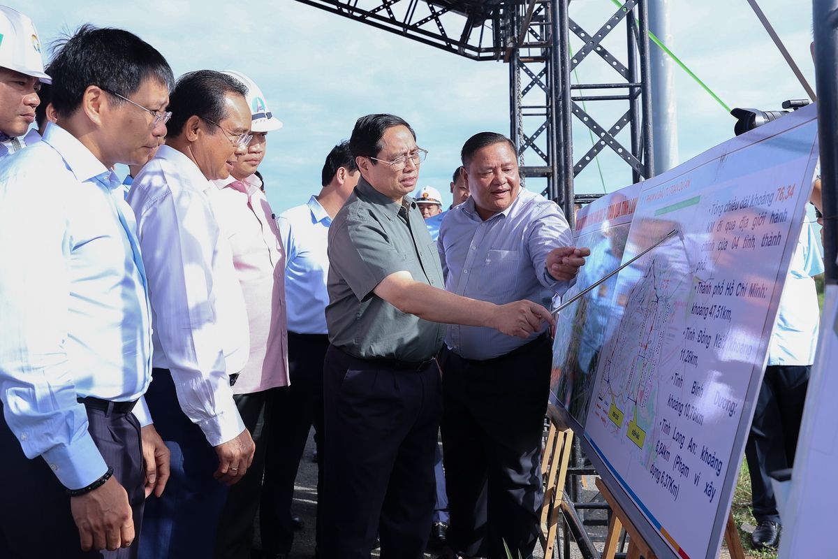 Thủ tướng Phạm Minh Chính cùng đoàn công tác của Chính phủ kiểm tra dự án đường vành đai 3 TPHCM qua tỉnh Long An.
