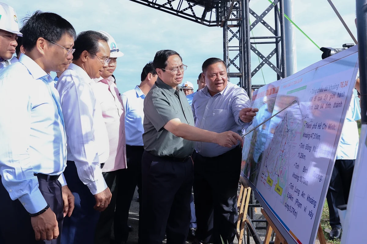 Thủ tướng Phạm Minh Chính cùng đoàn công tác của Chính phủ kiểm tra dự án đường vành đai 3 TPHCM qua tỉnh Long An.