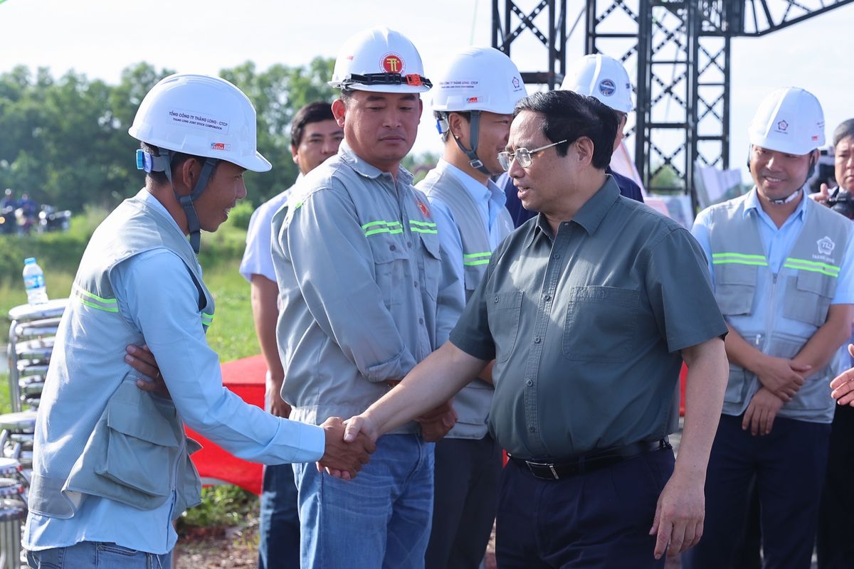 Thủ tướng Phạm Minh Chính thăm hỏi công nhân đang làm việc trên công trường.