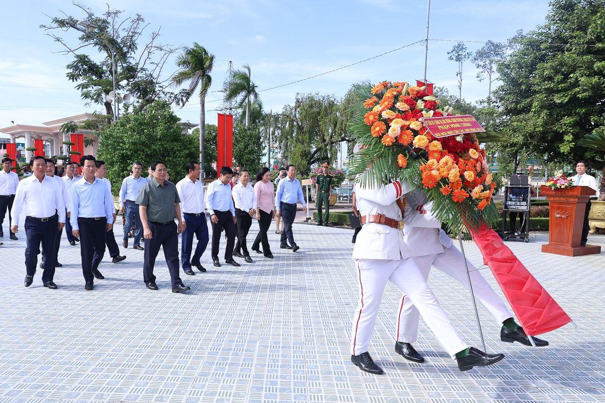Thủ tướng và các đại biểu thắp hương trên các phần mộ liệt sĩ, bày tỏ tấm lòng thành kính, biết ơn vô hạn trước những hy sinh cao cả của các Anh hùng liệt sĩ.
