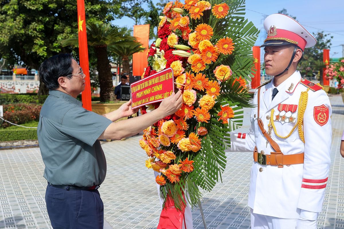 Thủ tướng và các đại biểu dâng hương tại Nghĩa trang Liệt sĩ tỉnh Long An