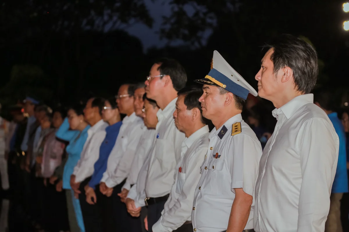 Các đồng chí lãnh đạo và đại biểu tham dự lễ tri ân các anh hùng liệt sỹ