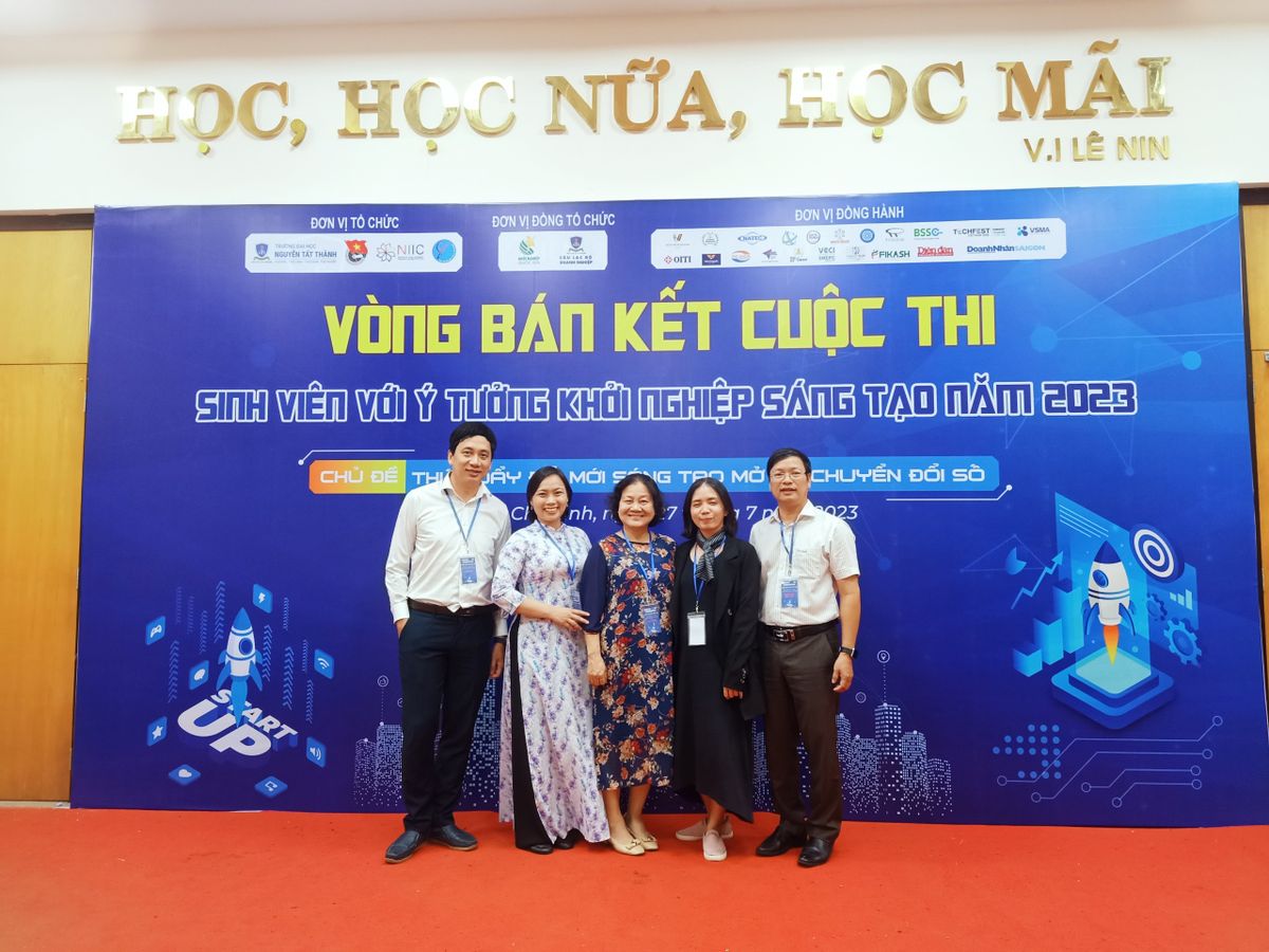 Ban giám cuộc thi