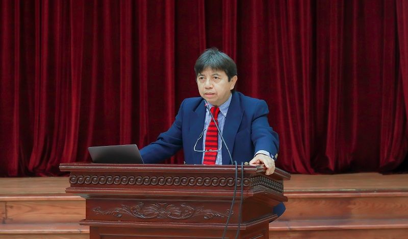 TS. Alex Brillantes, Tổng Thư ký Tổ chức Hành chính miền Đông Thế giới (EROPA) phát biểu chào mừng và trình bày tham luận tại Tọa đàm.
