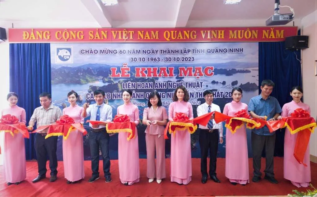 Các đại biểu cắt băng khai mạc triển lãm. Ảnh: Cổng thông tin điện tử tỉnh Quảng Ninh.