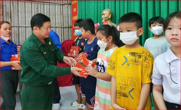 Ông Huỳnh Tấn Đạt trao quà cho các học sinh giỏi