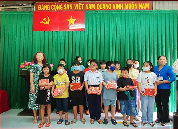 Đại diện các ban ngành, đoàn thể khu phố trao thưởng học bổng khuyến học cho học sinh 