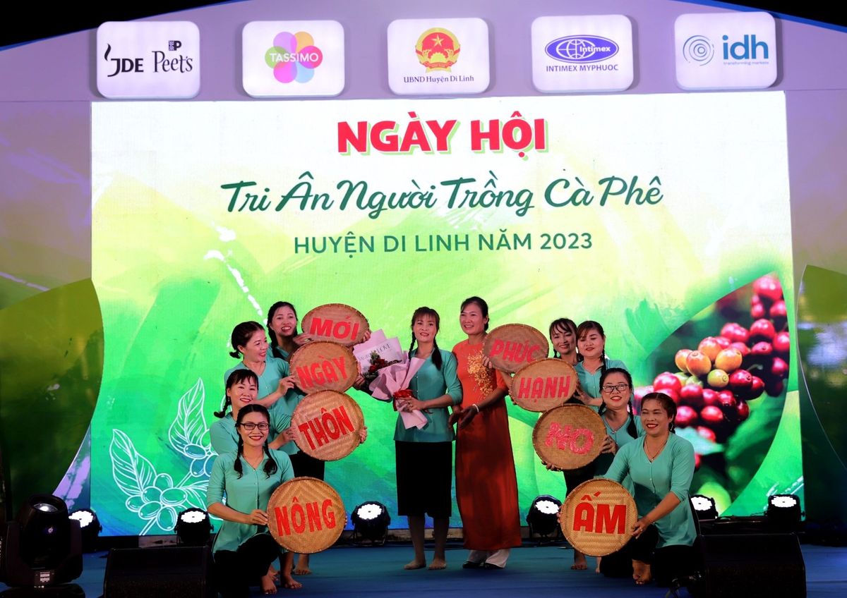 Tiết mục văn nghệ trong chương trình “Tri ân người trồng cà phê”