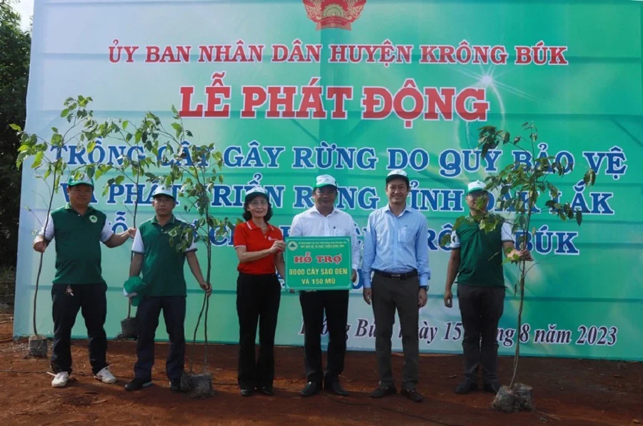 Ngân hàng SeABank trao tặng 25.000 cây phủ xanh đất rừng tại Đắk Lắk
