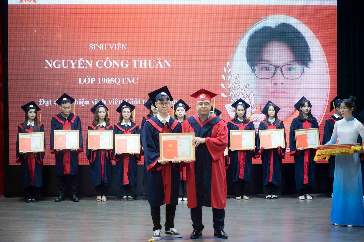 PGS.TS. Nguyễn Quốc Sửu, Phó Giám đốc Học viện trao giấy khen bằng tốt nghiệp cho sinh viên giỏi các ngành và chuyên ngành tốt nghiệp năm 2023.