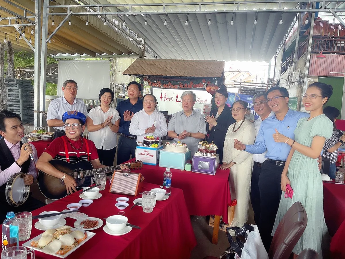 Ban lãnh đạo Văn phòng đại diện, văn nghệ sĩ, cán bộ cơ quan chúc mừng Chủ tịch Trung ương Hội và những cán bộ cơ quan có ngày sinh nhật trong tháng 8.