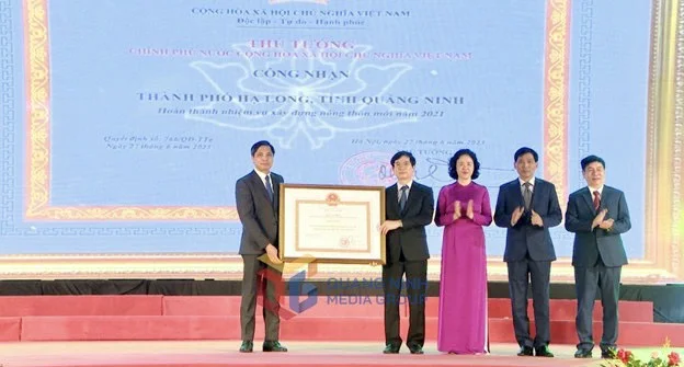 Thừa ủy quyền của Thủ tướng Chính phủ, đồng chí Vũ Văn Diện, Phó Chủ tịch UBND tỉnh, trao quyết định công nhận TP Hạ Long hoàn thành chương trình xây dựng nông thôn mới năm 2021.