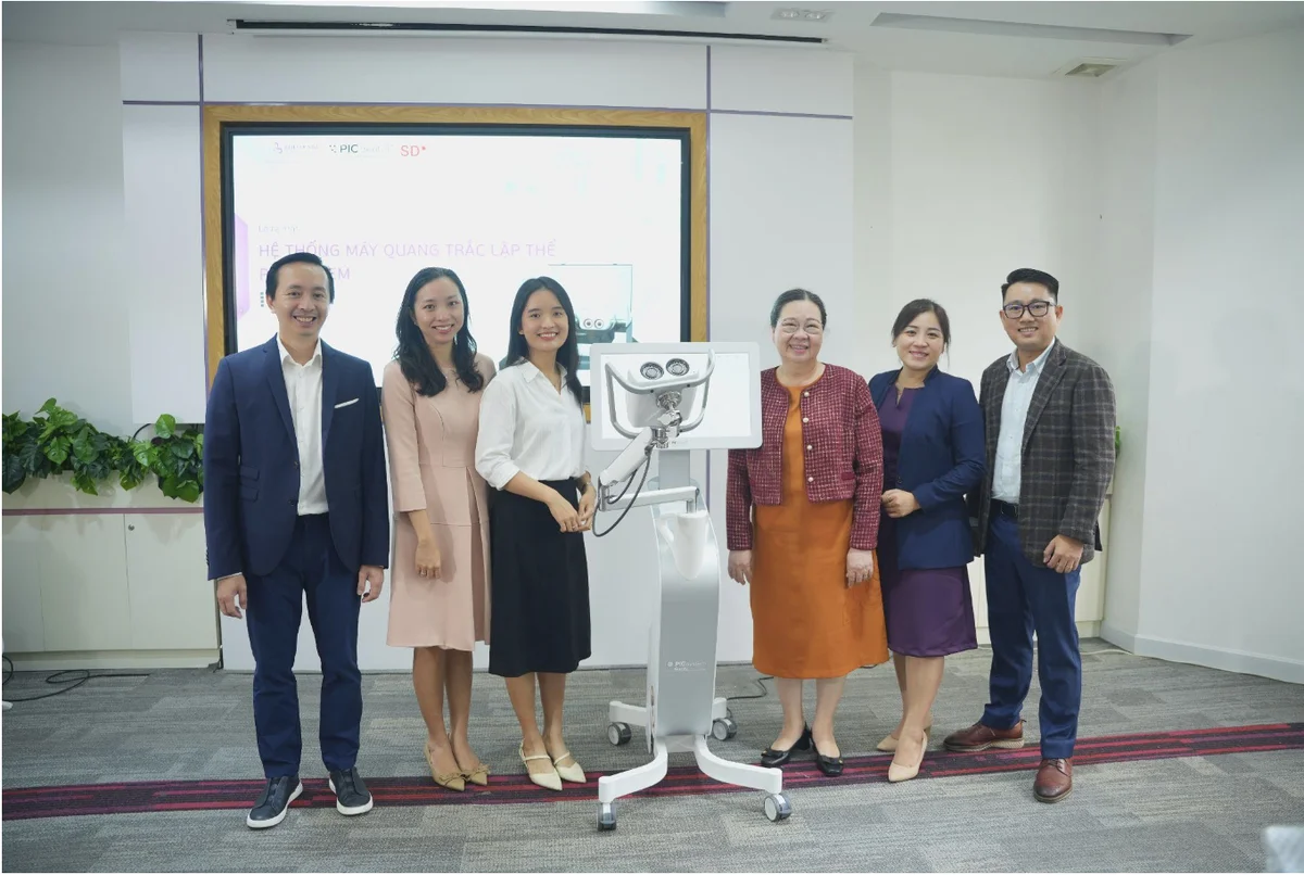 Ban giám đốc Elite Dental (Bìa trái) cùng các Đại diện của Công ty TNHH Thương Mại SIV (Bìa phải)