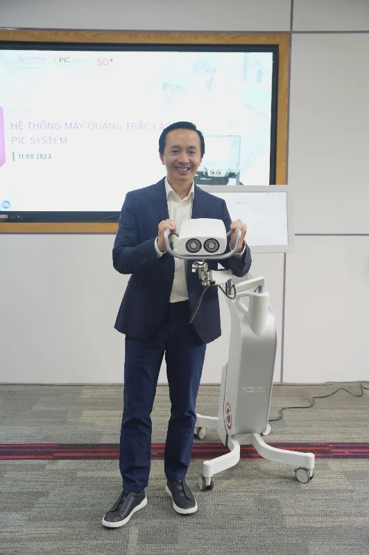 TS.BS Trần Hùng Lâm bên máy PIC System