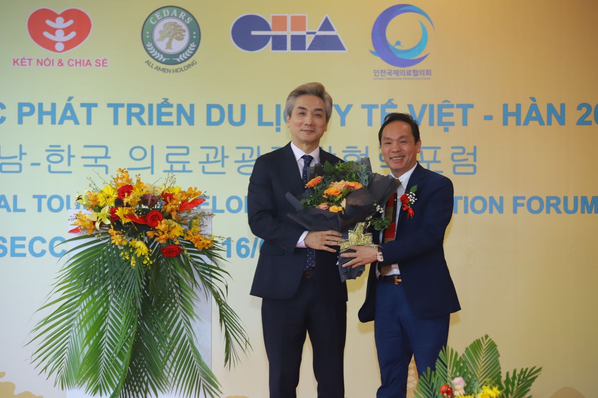 Ông Nguyễn Quang Huy - Chủ tịch Hiệp hội Văn hóa & Kinh tế Việt – Hàn chúc mừng Ông Shon In Sun - Chủ tịch Hội Người Hàn Quốc tại TP.HCM
