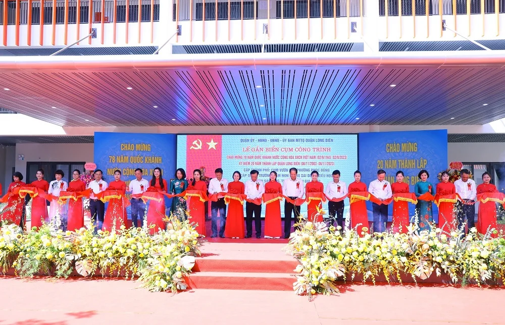 Lãnh đạo thành phố Hà Nội và quận Long Biên cắt băng khánh thành các cụm công trình chào mừng