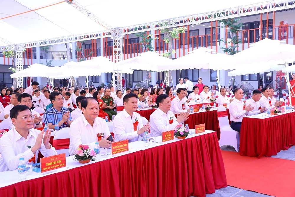 Đại biểu thành phố Hà Nội và quận Long Biên tham dự buổi lễ