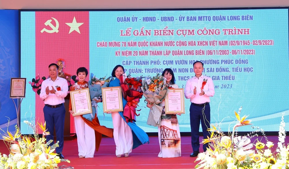 Lãnh đạo quận Long Biên trao Quyết định công nhận và tặng hoa chúc mừng các nhà trường