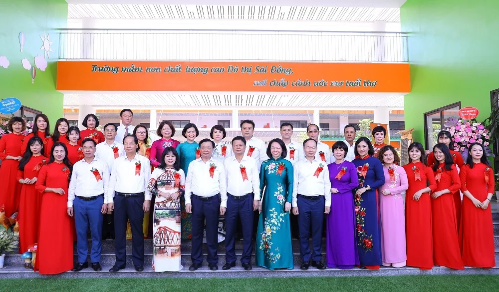 Lãnh đạo Thành phố và quận Long Biên chụp ảnh lưu niệm cùng Ban Giám hiệu, các thầy giáo, cô giáo Trường Mầm non đô thị Sài Đồng