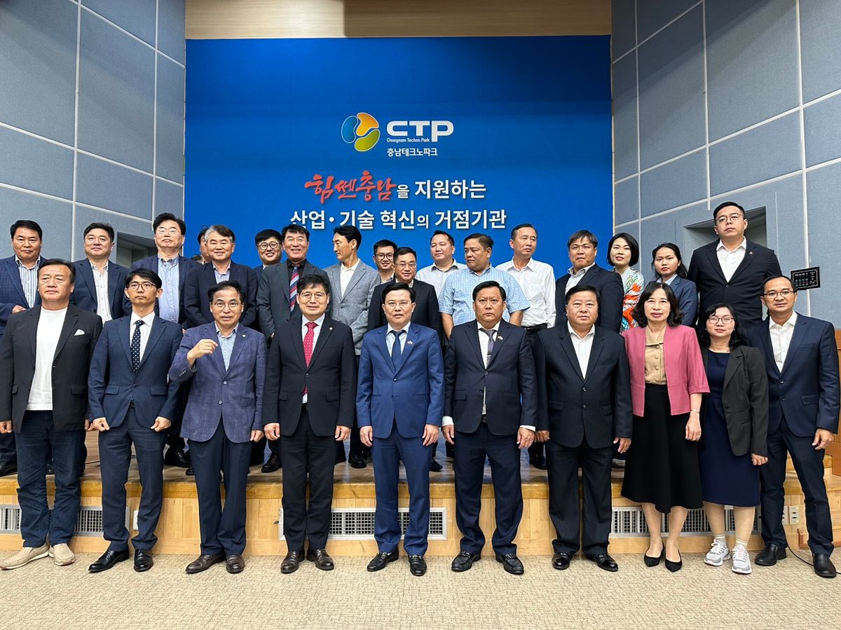 Đoàn công tác chụp hình lưu niệm cùng với đối tác Hàn Quốc