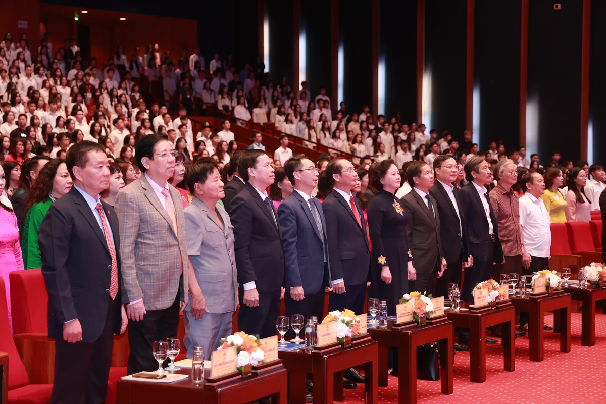 Đại biểu dự lễ khai giảng.