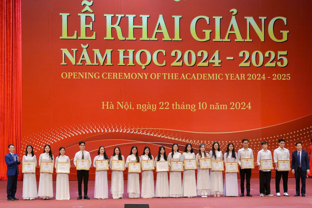 Khen thưởng, biểu dương những sinh viên có thành tích xuất sắc.