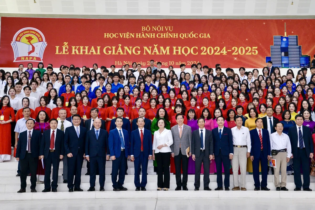 Bộ trưởng Bộ Nội vụ Phạm Thị Thanh Trà chụp ảnh lưu niệm cùng các đại biểu tại Lễ khai giảng.